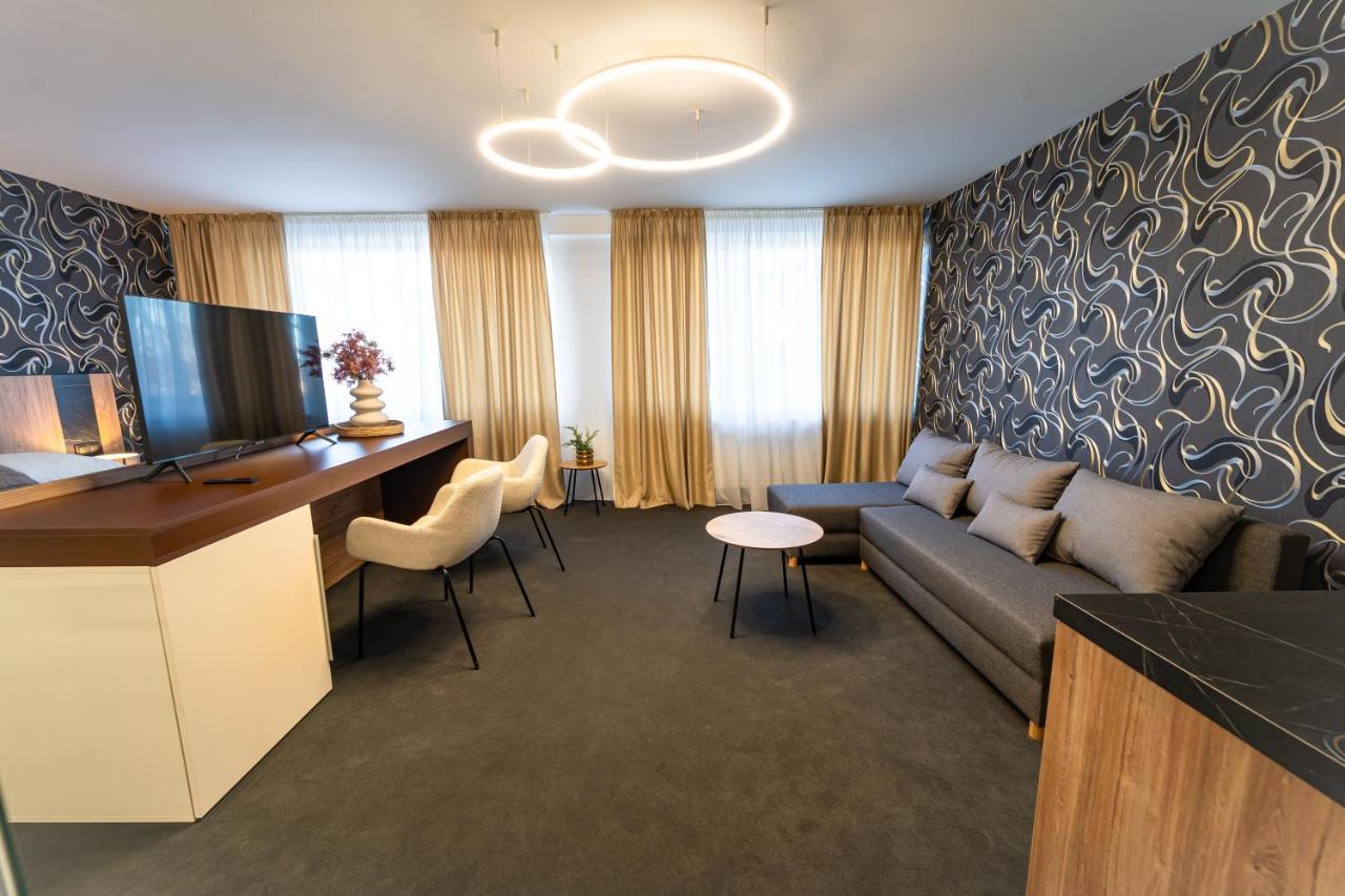 Hotel Zemplin เตรบิซอฟ ภายนอก รูปภาพ